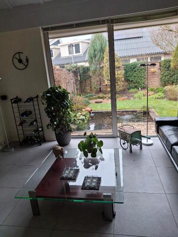 Vierkante glazen tafel