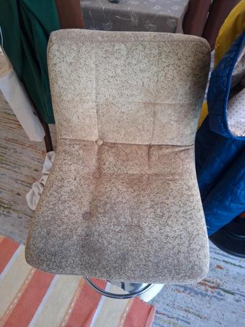 Gebruikte barkruk met rugleuning en voetsteun