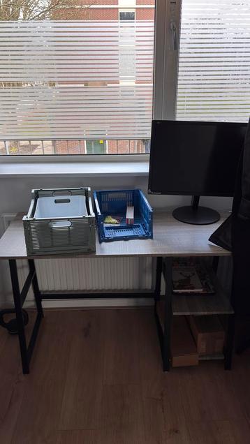 Bureau met 2 schappen  PLUS monitor