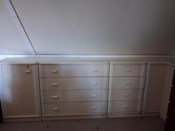 Witte kast met diverse elementen en opbergruimte