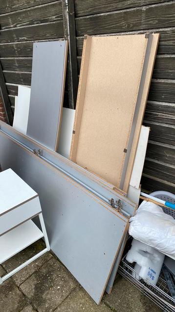 GRATIS 3 deurs kleerkast,glazen deuren/verlichting