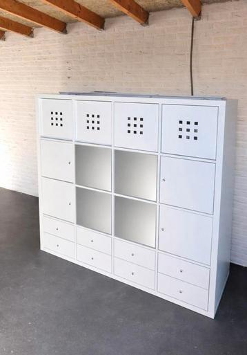 Witte ikea opbergkast met lades en deuren