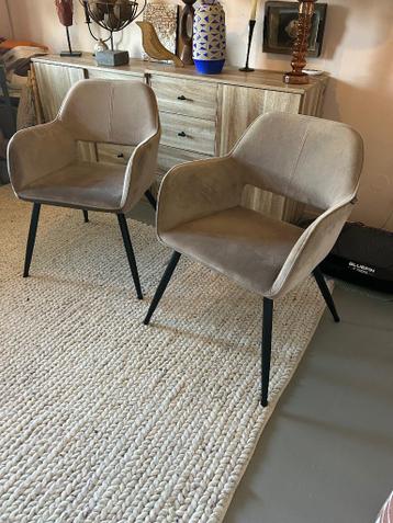 Twee fluwelen eetkamerstoelen