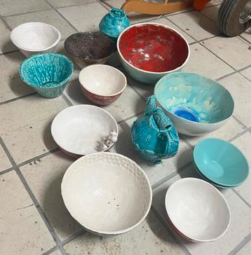 GRATIS Diverse handgemaakte keramieken schalen en kommen