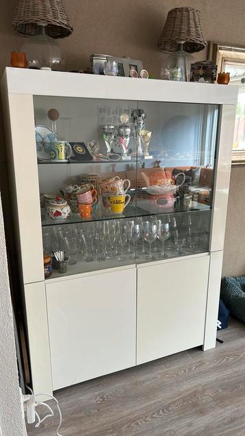 Witte hoogglans vitrine kast