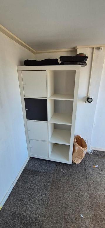 Gratis Ikea Kallax vakkenkast met deurtjes en wieltjes