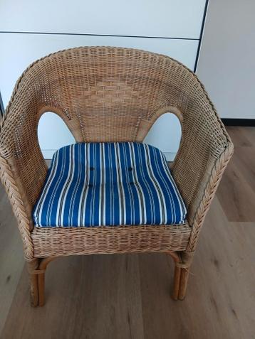 Rieten stoeltje met kussen gratis op te halen