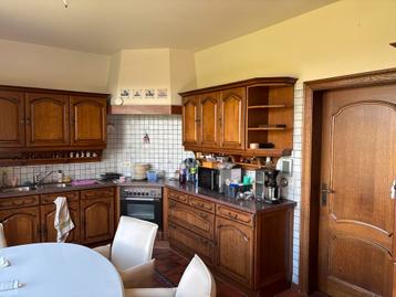 Houten kast met deuren en lades