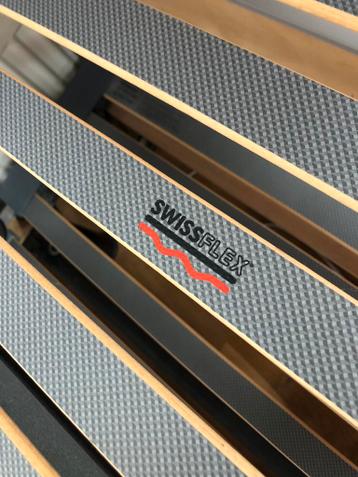 2 degelijke lattenbodems (met poten) van Swissflex, igst