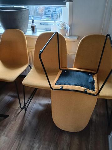 Gele stoelen met metalen onderstel
