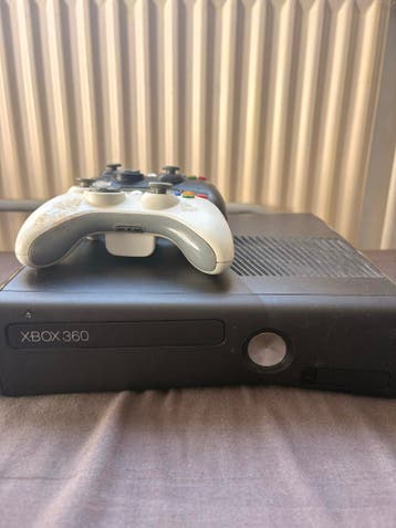 Xbox 360 met 2 controllers
