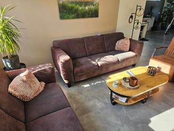 Twee bruine banken, 2-zits en 3-zits + € 25,00 erbij