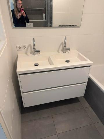 Badkamermeubel met dubbele wasbak en kranen