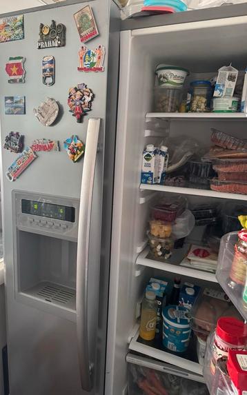 Amerikaanse koelkast met ijsblokjesmachine