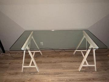 Gratis!! Bureau met glazen blad en witte schragen (175x90cm)