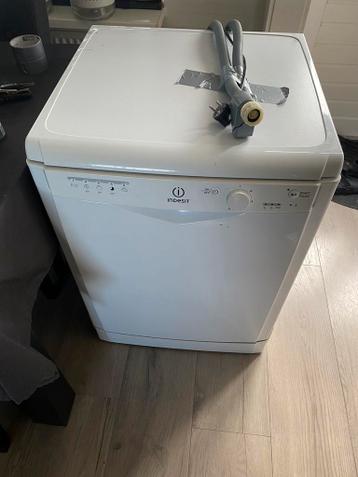 Defecte vaatwasser afhalen.