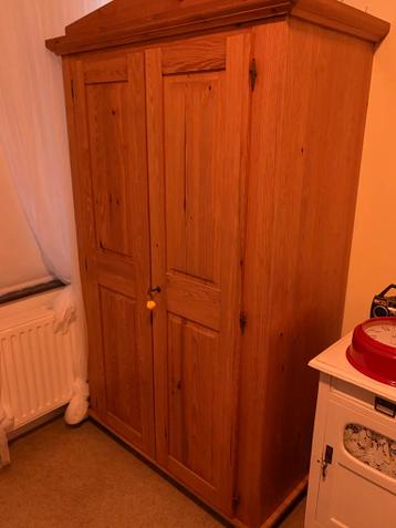 Degelijke houten kledingkast