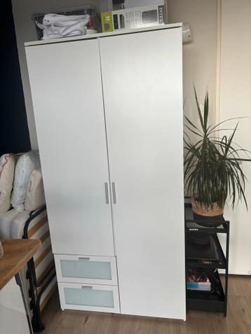 Gratis gebruikte witte kledingkast met lades en hangruimte