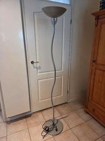 Moderne stalen vloerlamp met uplighter