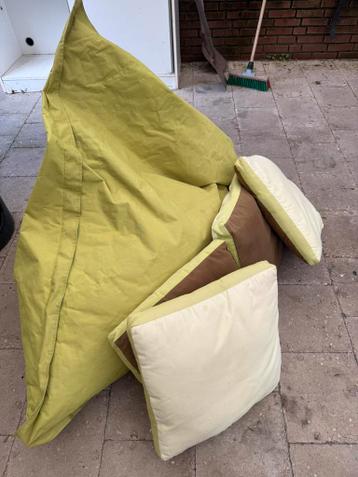 GRATIS Grote zitzak en kussens