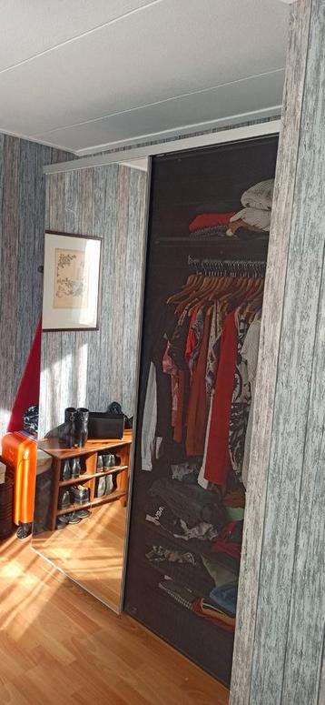 Grote zwarte IKEA kledingkast met spiegel schuifdeur