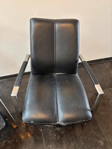 Gratis opknapper Zwarte leren stoelem met metalen frame