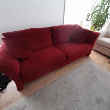 Rode bank met stevige kussens