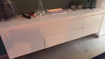 Gratis af te halen; wit dressoir (hang)