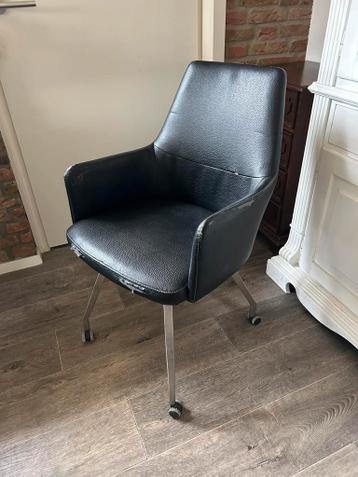 4 Stoelen met wieltjes gratis af te halen