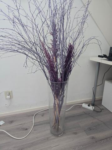 Glazen vaas met paarse decoratie