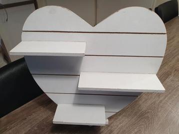 Witte hartvormige étagère met planken