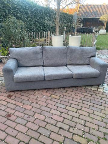 Gratis gebruikte grijze driezitsbank met uitneembare kussens