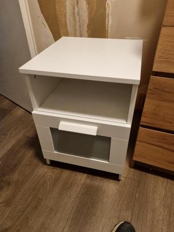 Wit nachtkastje met lade en open vak