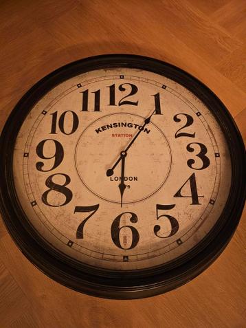Retro uitziende klok Kensington Station London