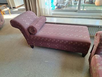 Roze chaise longue met bloemenpatroon