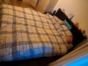 Boxspring 180x200 met matrassen en pootjes - gratis afhalen