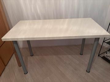 Witte tafel met lichte beschadigingen (dit weekend ophalen)