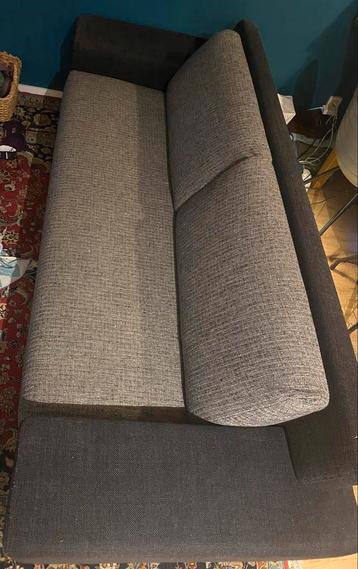 Comfortabele bank, donkergrijs met lichtgrijze kussens