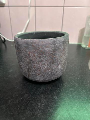 Grijs bloempotje met gouden print