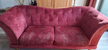 GRATIS Vintage rode bank met fluwelen bekleding