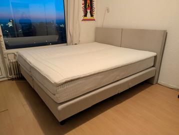 Moet weg| Twee luxe elektrische eenpersoonsbedden met topper