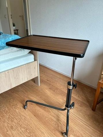Gratis af te halen: verrijdbaar bedtafeltje
