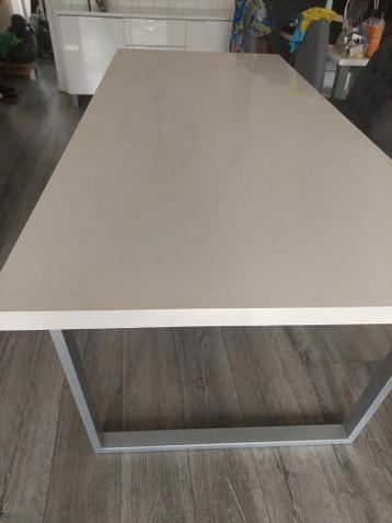Hoogglans witte eettafel en dressoir