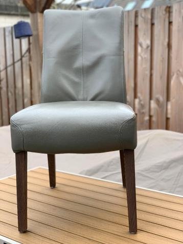 Set van zes grijze eetkamerstoelen