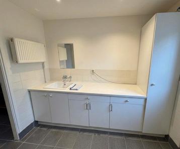 Oude keuken met wasbak en opbergruimte