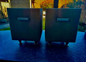 Gratis op te halen 2 nachtkastjes op pootjes met glasplaat.