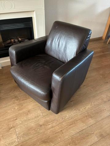 2x donkerbruine leren stoeltjes