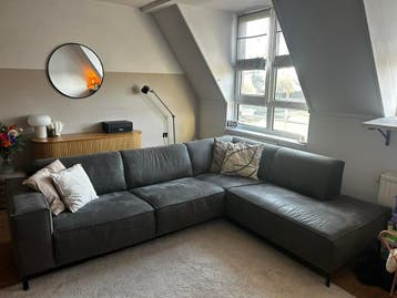 Hoekbank Antraciet – Zwarte ijzeren pootjes (polyester)