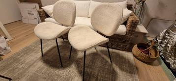 4 eetstoelen, bouclé stof, zwarte poten.