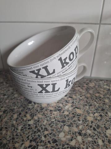 Twee XL koppen met tekst